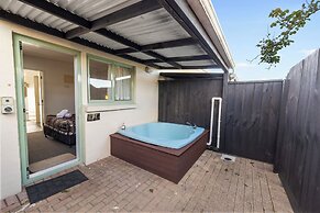 Birchwood Spa Motel
