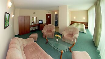 L&B Hotel