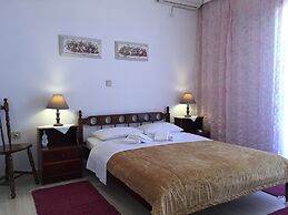 Chris Studios & Apartments