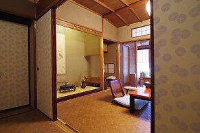 Hiiragiya