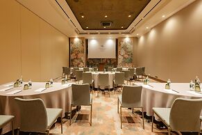 Grand Hotel Vilnius, Curio Collection by Hilton