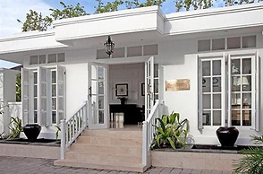 The Colony Hotel