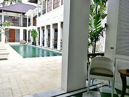 The Colony Hotel