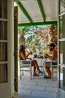 Studios Vrettos Beachfront Hotel
