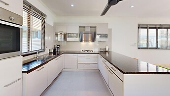 Idyllic Samui Beach Villa Resort