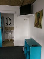 Adelaide Travellers Inn - Hostel