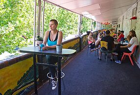Adelaide Travellers Inn - Hostel