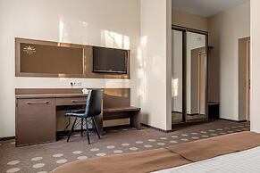 Ambassador Plaza Hotel