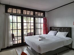Pandu Lakeside Hotel Tuktuk