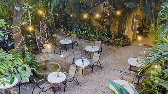El Sano Banano Beachside Hotel