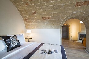 Moni Emvasis Luxury Suites