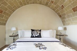 Moni Emvasis Luxury Suites