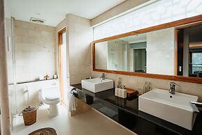 Villa Kayu Raja