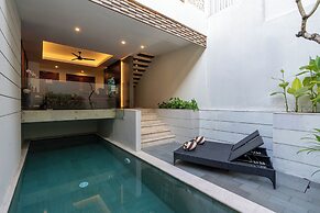 Villa Kayu Raja
