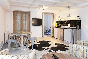 Chiconomy Suites