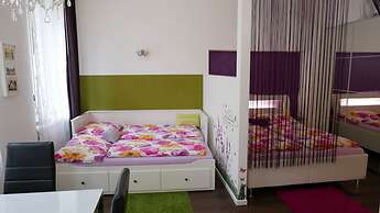 GoVienna Small Modern Apartment