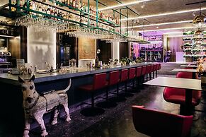Hotel 19