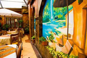 Las Brisas Centro Hotel