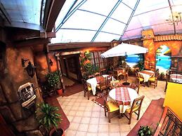 Las Brisas Centro Hotel