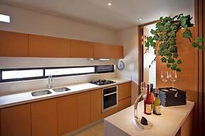 93 Luxury Suites & Residences