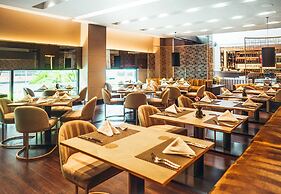 93 Luxury Suites & Residences