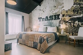 Trash Deluxe