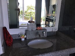 The Front Hotel and Apartment