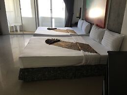 The Front Hotel and Apartment