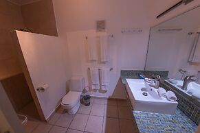 Casa Verde Hotel - Steps to the Beach | Pool, Restaurant & Bar