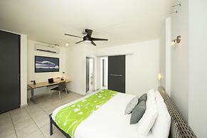Casa Verde Hotel - Steps to the Beach | Pool, Restaurant & Bar