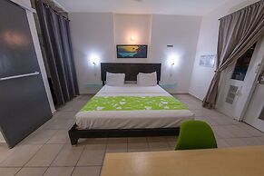 Casa Verde Hotel - Steps to the Beach | Pool, Restaurant & Bar