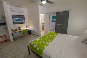 Casa Verde Hotel - Steps to the Beach | Pool, Restaurant & Bar
