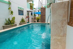 Casa Verde Hotel - Steps to the Beach | Pool, Restaurant & Bar