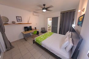 Casa Verde Hotel - Steps to the Beach | Pool, Restaurant & Bar