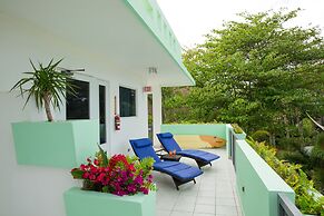 Casa Verde Hotel - Steps to the Beach | Pool, Restaurant & Bar