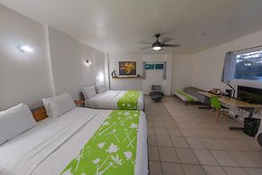 Casa Verde Hotel - Steps to the Beach | Pool, Restaurant & Bar