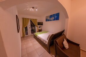 Casa Verde Hotel - Steps to the Beach | Pool, Restaurant & Bar