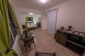 Casa Verde Hotel - Steps to the Beach | Pool, Restaurant & Bar