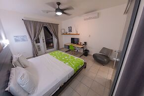 Casa Verde Hotel - Steps to the Beach | Pool, Restaurant & Bar
