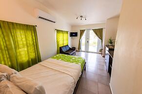 Casa Verde Hotel - Steps to the Beach | Pool, Restaurant & Bar