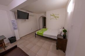 Casa Verde Hotel - Steps to the Beach | Pool, Restaurant & Bar