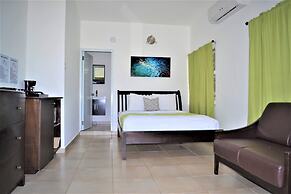 Casa Verde Hotel - Steps to the Beach | Pool, Restaurant & Bar