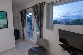 Casa Verde Hotel - Steps to the Beach | Pool, Restaurant & Bar