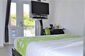 Casa Verde Hotel - Steps to the Beach | Pool, Restaurant & Bar