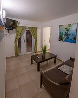 Casa Verde Hotel - Steps to the Beach | Pool, Restaurant & Bar