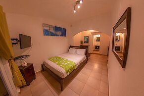 Casa Verde Hotel - Steps to the Beach | Pool, Restaurant & Bar