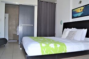 Casa Verde Hotel - Steps to the Beach | Pool, Restaurant & Bar