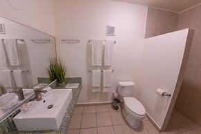 Casa Verde Hotel - Steps to the Beach | Pool, Restaurant & Bar