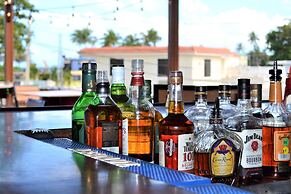 Casa Verde Hotel - Steps to the Beach | Pool, Restaurant & Bar