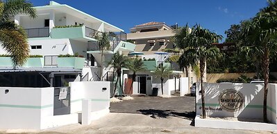 Casa Verde Hotel - Steps to the Beach | Pool, Restaurant & Bar